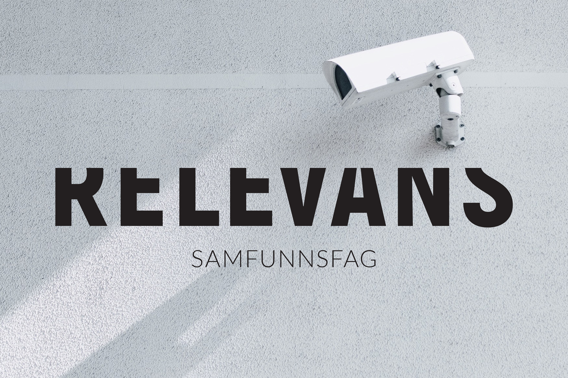 Relevans-logo i sort på foto av overvåkningskamera.