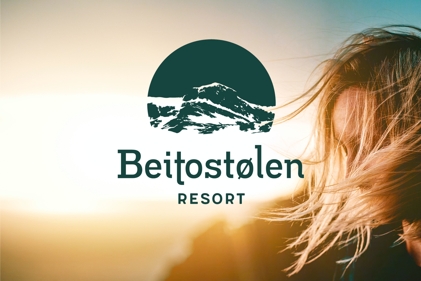 Beitostølen resort logo i mørk grønn på foto