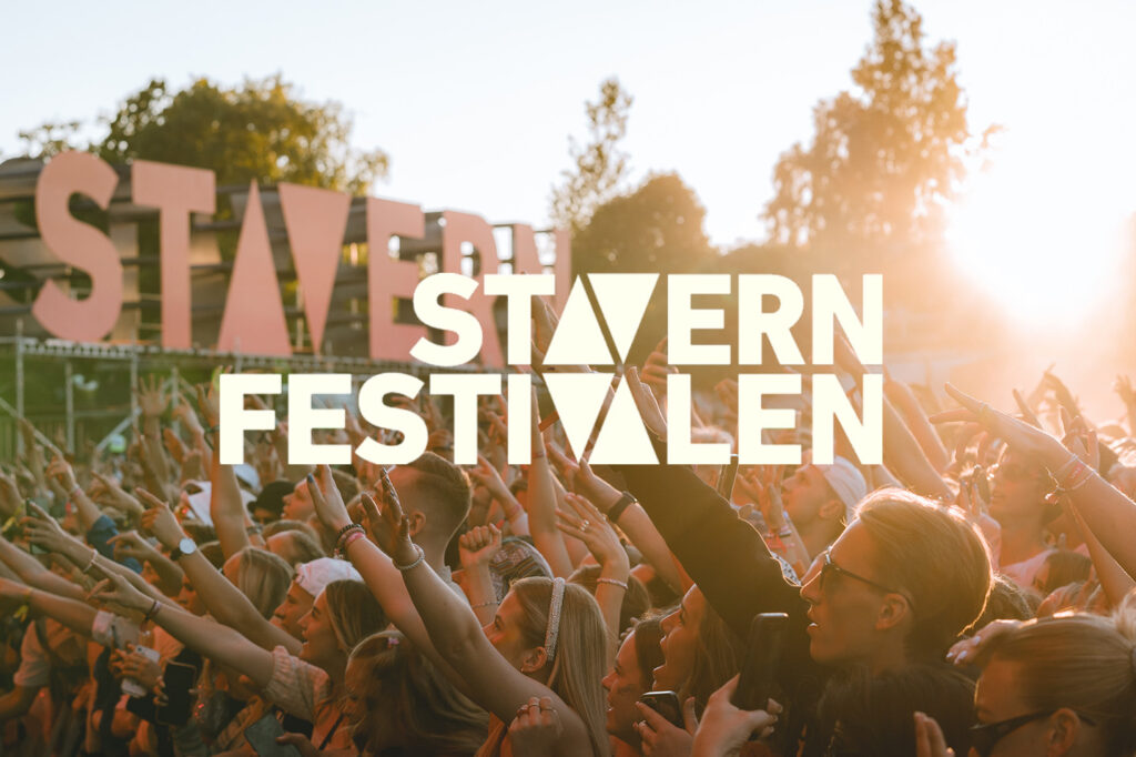 Stavernfestivalen forsidebilde. Foto av publikum på konsert med Stavernfestivalen-skilt i bakgrunn. Stavernfestivalens logo i hvitt oppå bildet.